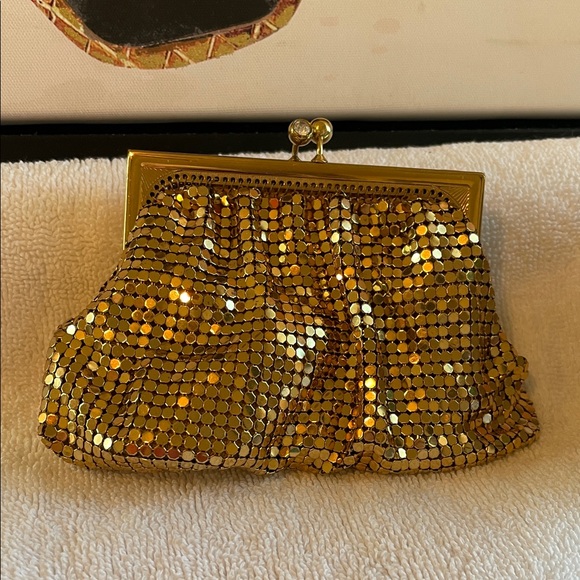 det Handbags - Glamorous Derma mesh Gold Sequin Clutch